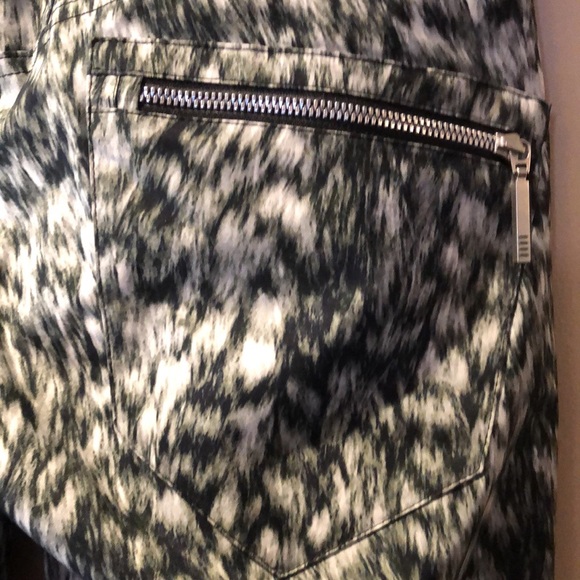 Descente Snowboard pants in black, grey and cream - Picture 10 of 16